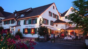 Il s'agit d'un hôtel européen traditionnel, reconnaissable à son enseigne où l'on peut lire « zum Ochsen ». Il dispose d'une cour avec des places assises en plein air et d'une façade bien éclairée.