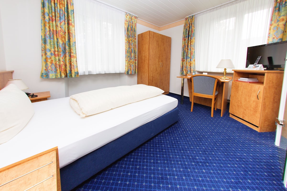 Single Room | In-room safe, iron/ironing board, free WiFi, bed sheets