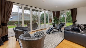 Rumah (THE FARMHOUSE) | Area keluarga | Televisi layar datar 32-inci dengan saluran TV digital