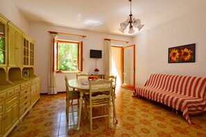 Apartment, 2 Schlafzimmer, Balkon | Wohnbereich | 32-Zoll-Flachbildfernseher mit Digitalempfang, Fernseher