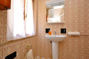 Apartment, 2 Bedrooms, Balcony | Bathroom
