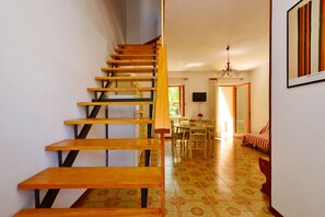 Lägenhet - 2 sovrum - balkong | Vardagsrum | 32-tums platt-tv med digitalkanaler och tv