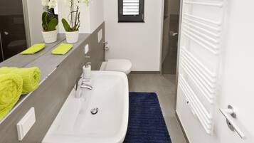 Comfort Single Apartment | Baño | Regadera, secadora de cabello, batas, toallas