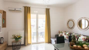 Apartment, 1 Schlafzimmer, Balkon | Wohnbereich | 43-Zoll-Flachbildfernseher mit Satellitenempfang, Fernseher