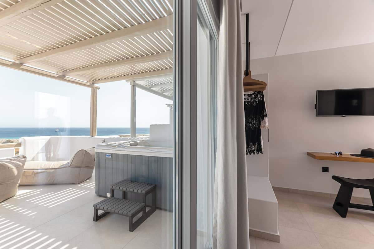 Deluxe Double Room with Sea View and Hot Tub | Seprai premium, brankas, meja kerja, dan tirai kedap cahaya