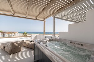 Deluxe Double Room with Sea View and Hot Tub | 高档床上用品、客房内保险箱、办公桌、遮光窗帘