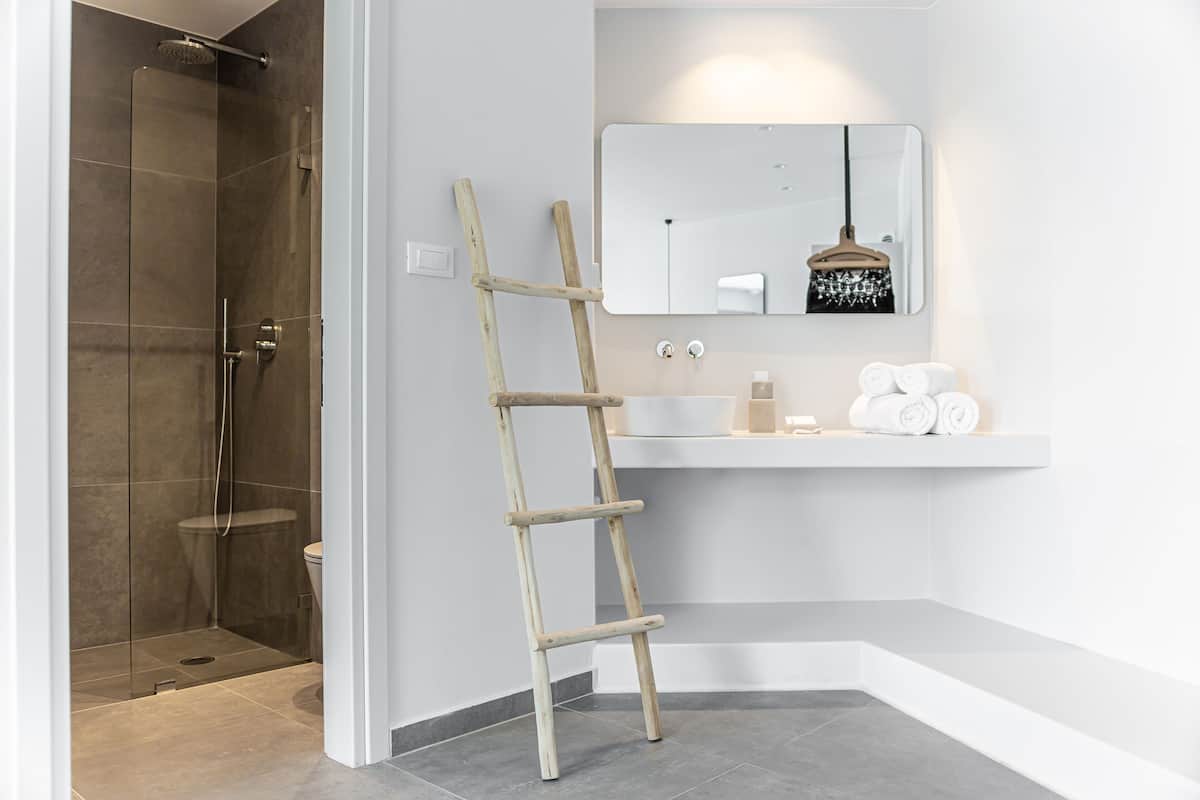 Premium Double Room with Sea View | Kamar mandi | Shower, perlengkapan mandi gratis, pengering rambut, dan sandal