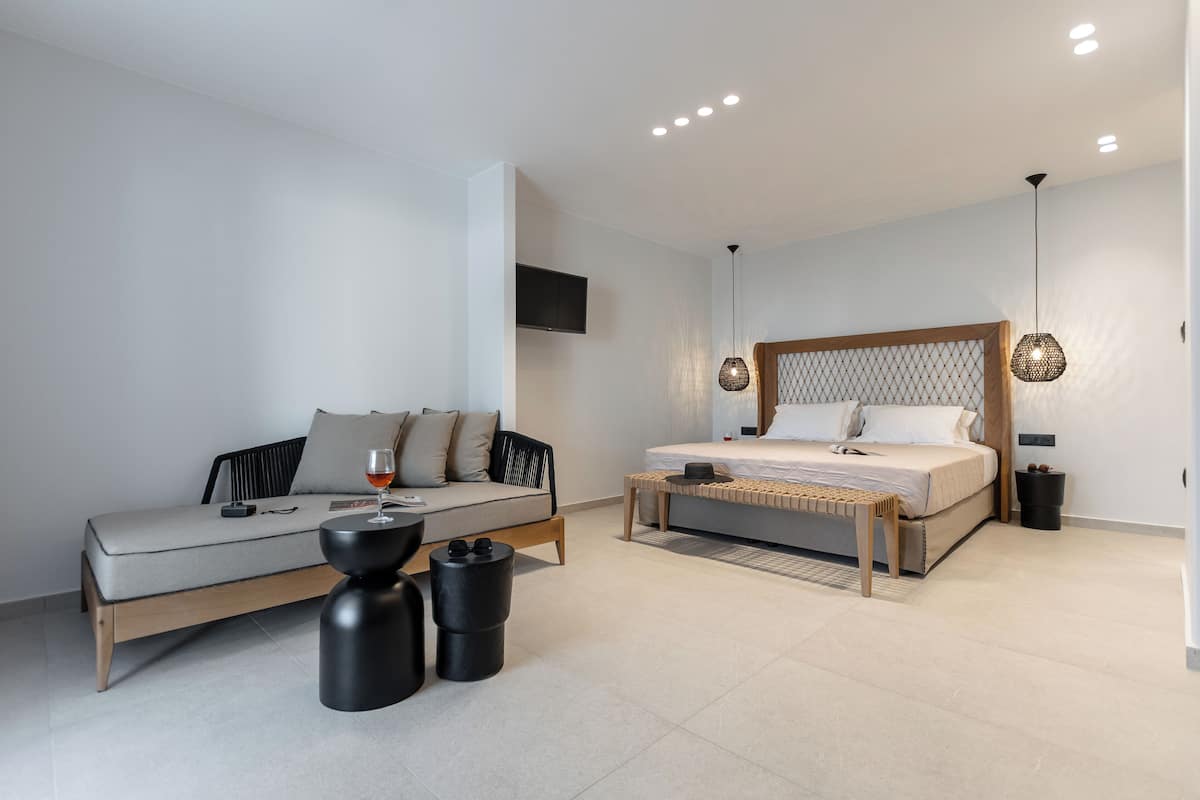 Executive Room with Garden View | Luxe beddengoed, een kluis op de kamer, een bureau