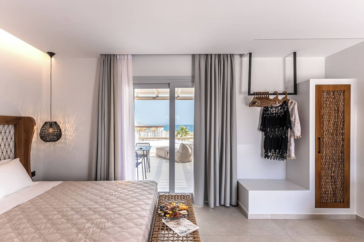 Deluxe Double Room with Sea View and Hot Tub | Seprai premium, brankas, meja kerja, dan tirai kedap cahaya