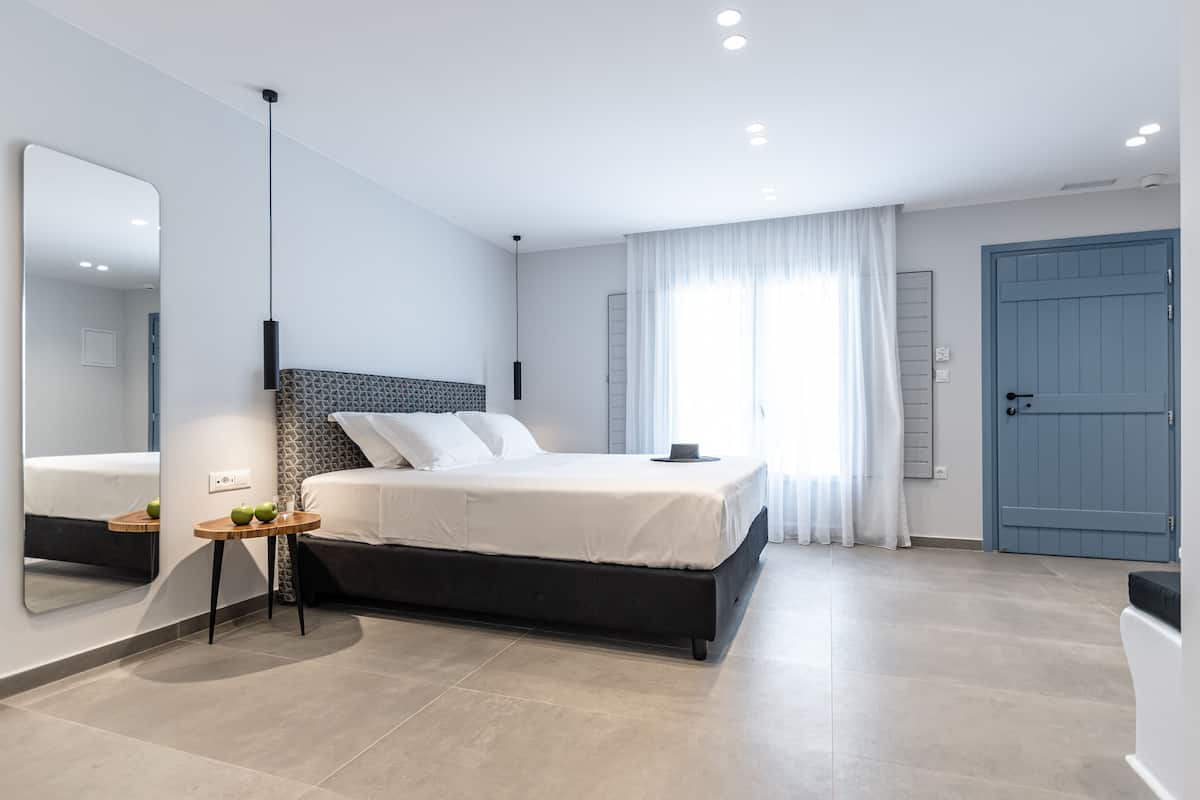 Premium Double Room with Sea View | Seprai premium, brankas, meja kerja, dan tirai kedap cahaya