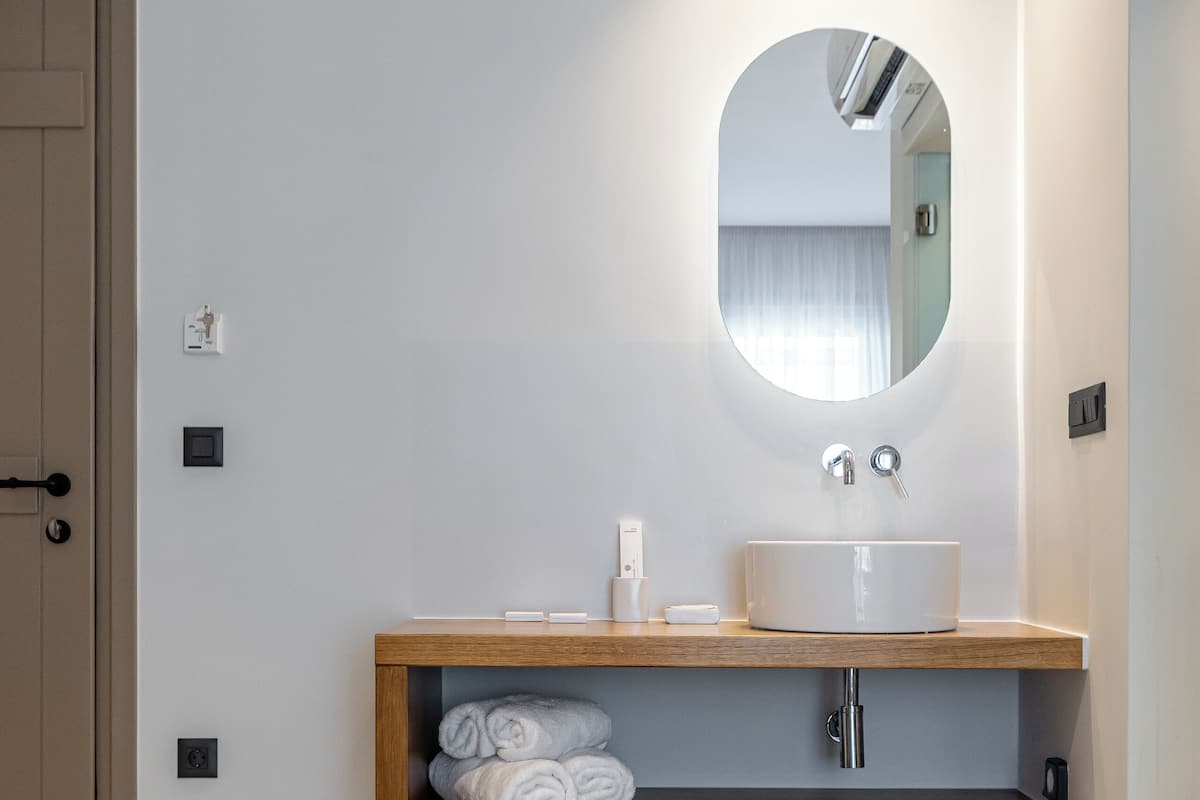 Deluxe Double Room with Garden View and Hot Tub | Seprai premium, brankas, meja kerja, dan tirai kedap cahaya