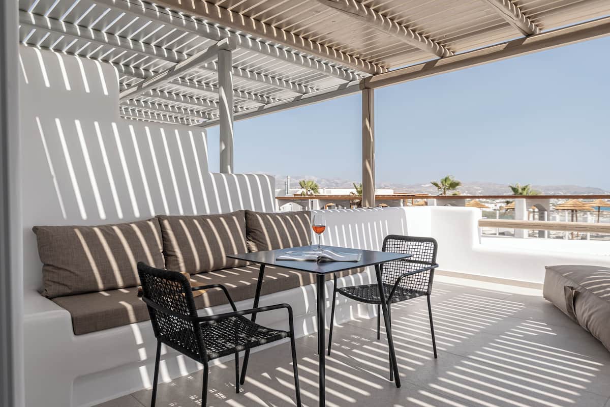 Deluxe Double Room with Garden View and Hot Tub | Seprai premium, brankas, meja kerja, dan tirai kedap cahaya