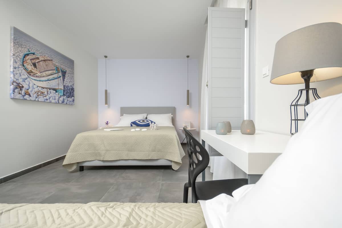 Superior Triple Room with Garden View | 高档床上用品、客房内保险箱、办公桌、遮光窗帘