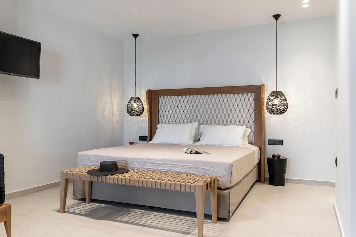 Executive Double Room with Garden View | Luxe beddengoed, een kluis op de kamer, een bureau