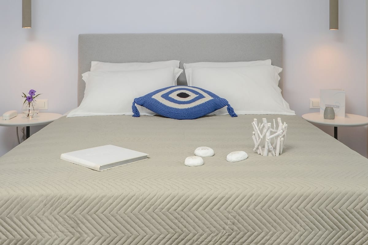 Superior Double Room with Garden View | Seprai premium, brankas, meja kerja, dan tirai kedap cahaya