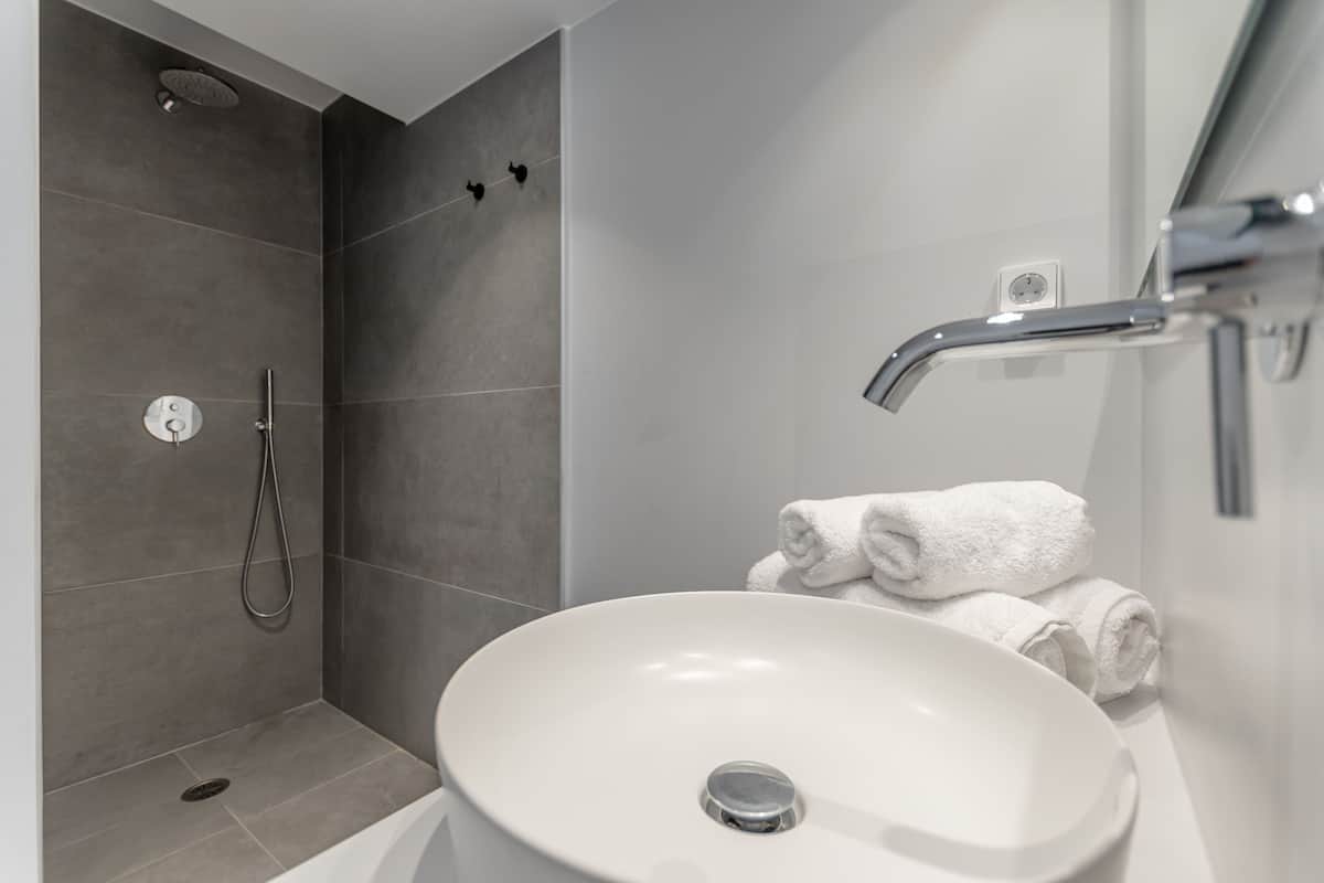 Premium Double Room with Garden View | Kamar mandi | Shower, perlengkapan mandi gratis, pengering rambut, dan sandal