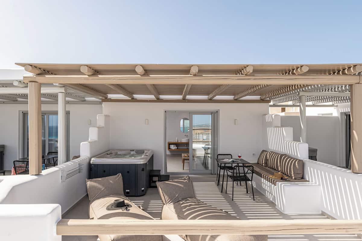 Seprai premium, brankas, meja kerja, dan tirai kedap cahaya