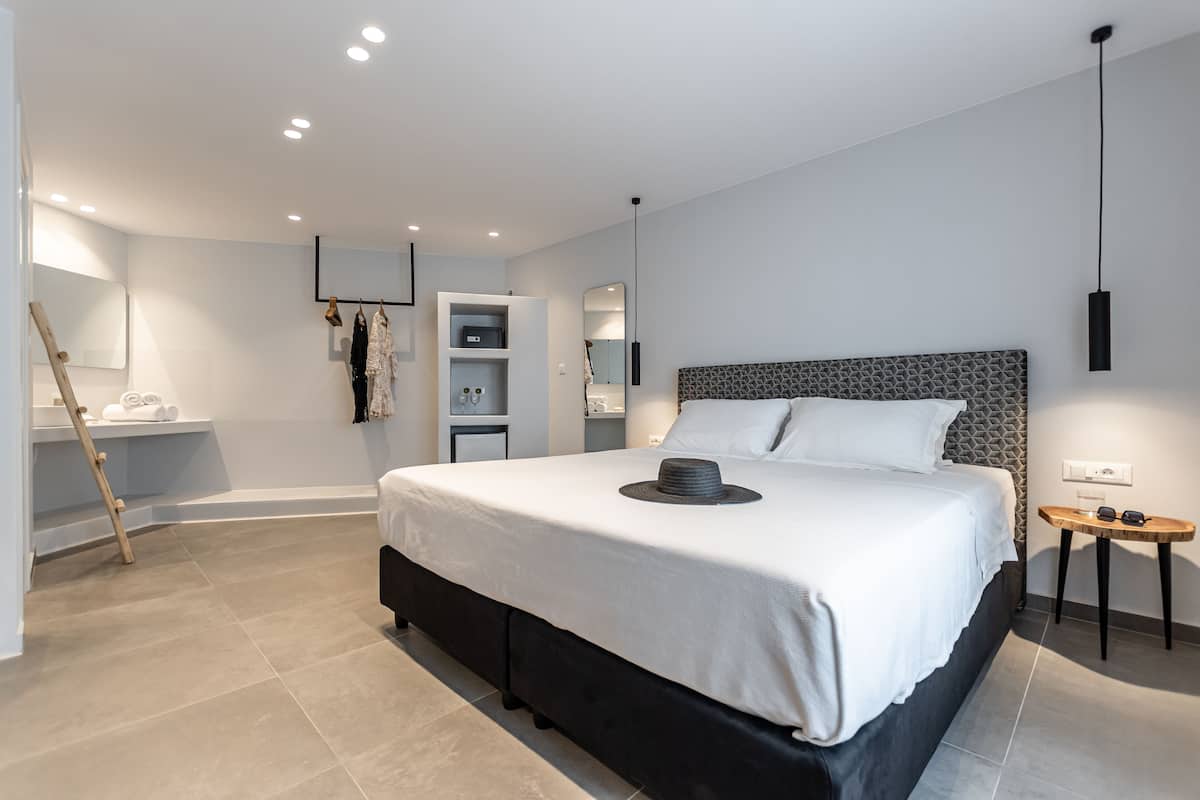 Premium Double Room with Sea View | Seprai premium, brankas, meja kerja, dan tirai kedap cahaya