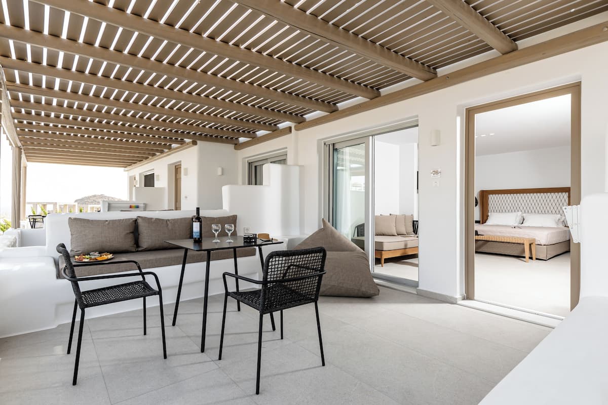 Executive Room with Garden View | Seprai premium, brankas, meja kerja, dan tirai kedap cahaya