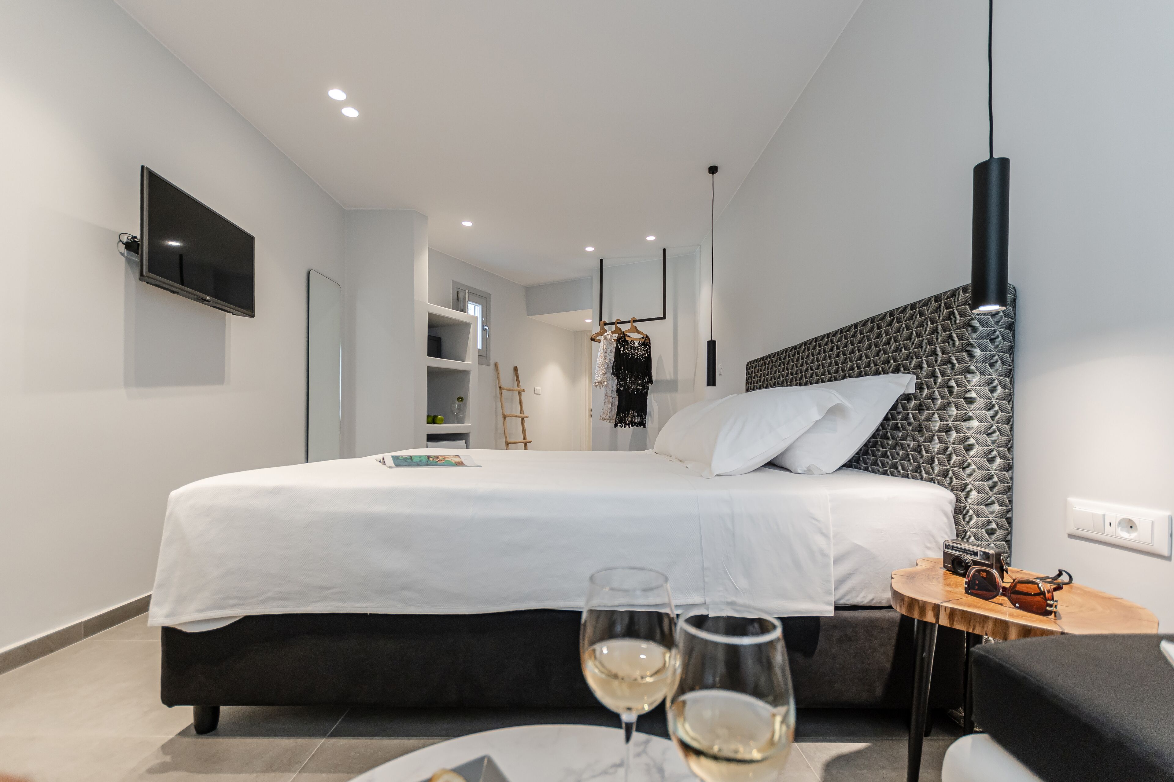 Ropa de cama de alta calidad y caja de seguridad en la habitación 