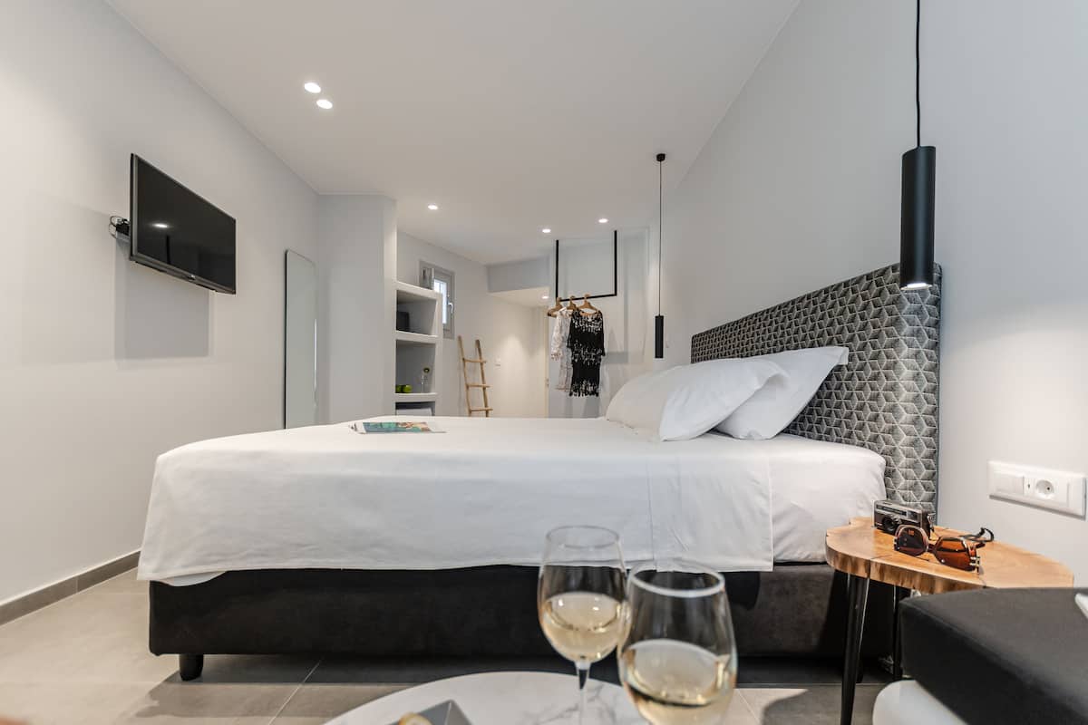 Premium Double Room with Garden View | Seprai premium, brankas, meja kerja, dan tirai kedap cahaya