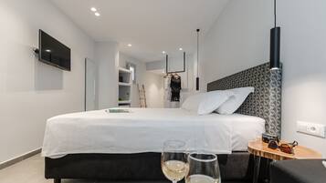 Ropa de cama de alta calidad y caja de seguridad en la habitación