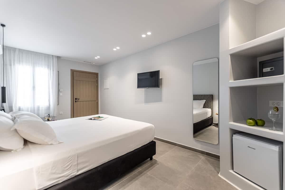 Premium Double Room with Garden View | Seprai premium, brankas, meja kerja, dan tirai kedap cahaya