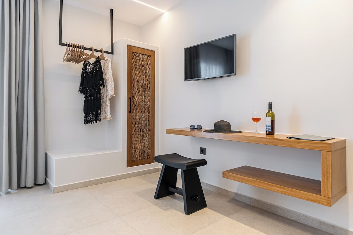 Seprai premium, brankas, meja kerja, dan tirai kedap cahaya