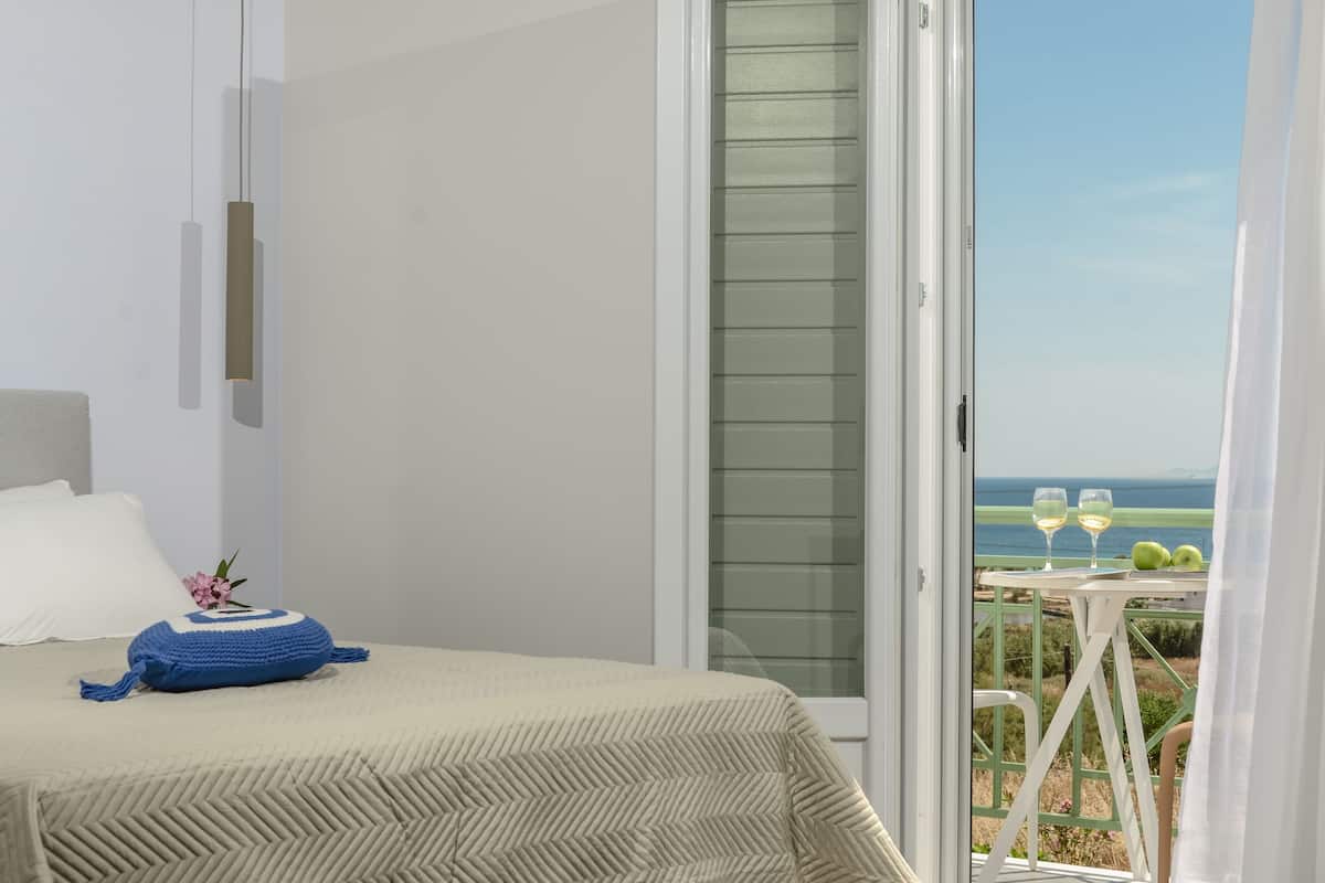 Superior Double Room with Sea View | 高档床上用品、客房内保险箱、办公桌、遮光窗帘