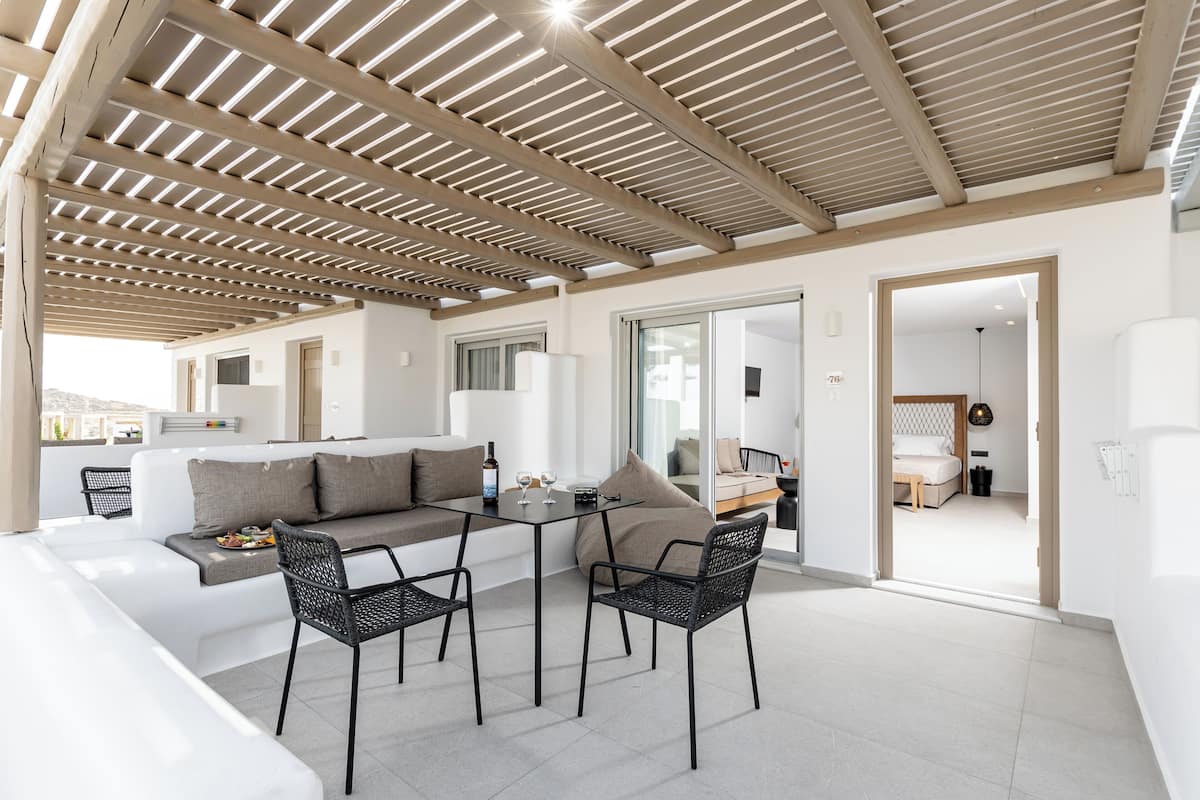 Executive Double Room with Garden View | Seprai premium, brankas, meja kerja, dan tirai kedap cahaya