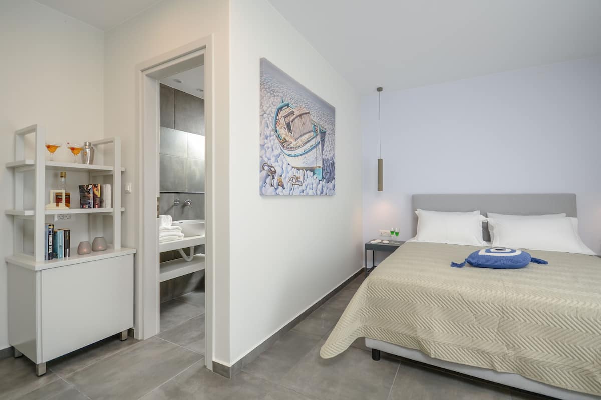 Superior Double Room with Garden View | Seprai premium, brankas, meja kerja, dan tirai kedap cahaya