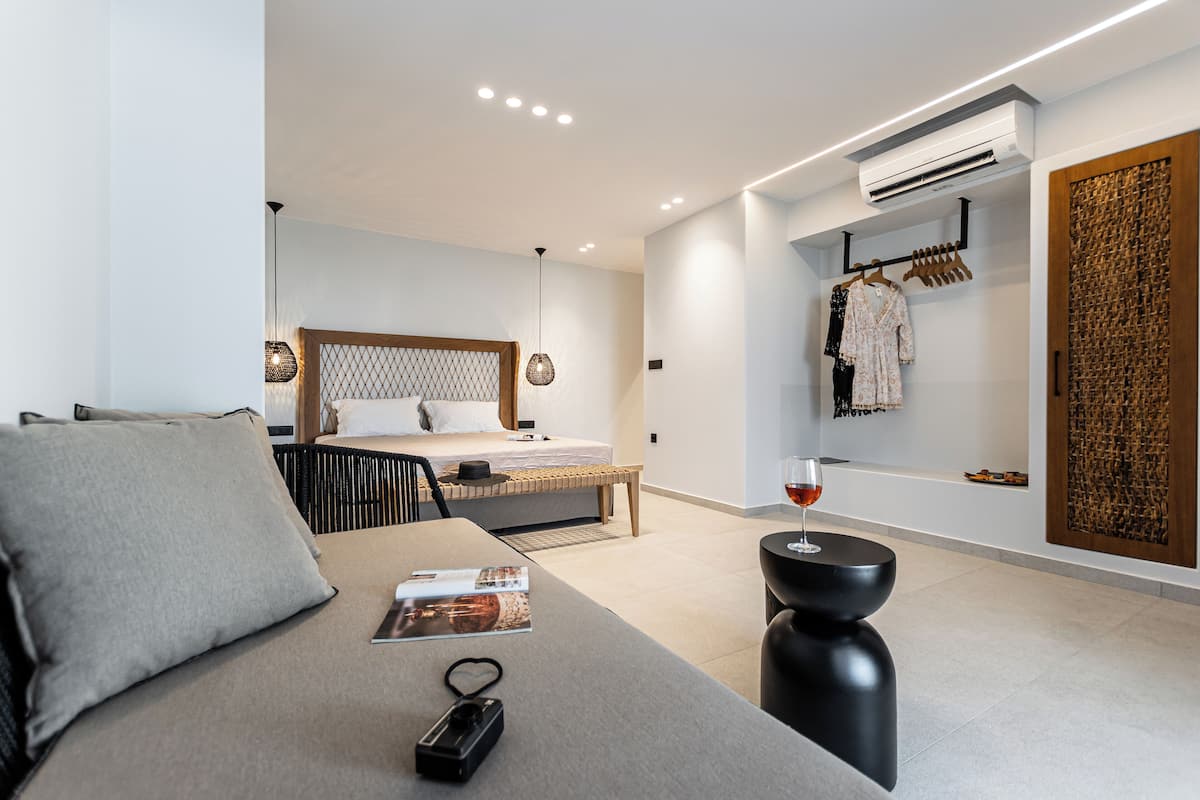 Executive Room with Garden View | Seprai premium, brankas, meja kerja, dan tirai kedap cahaya