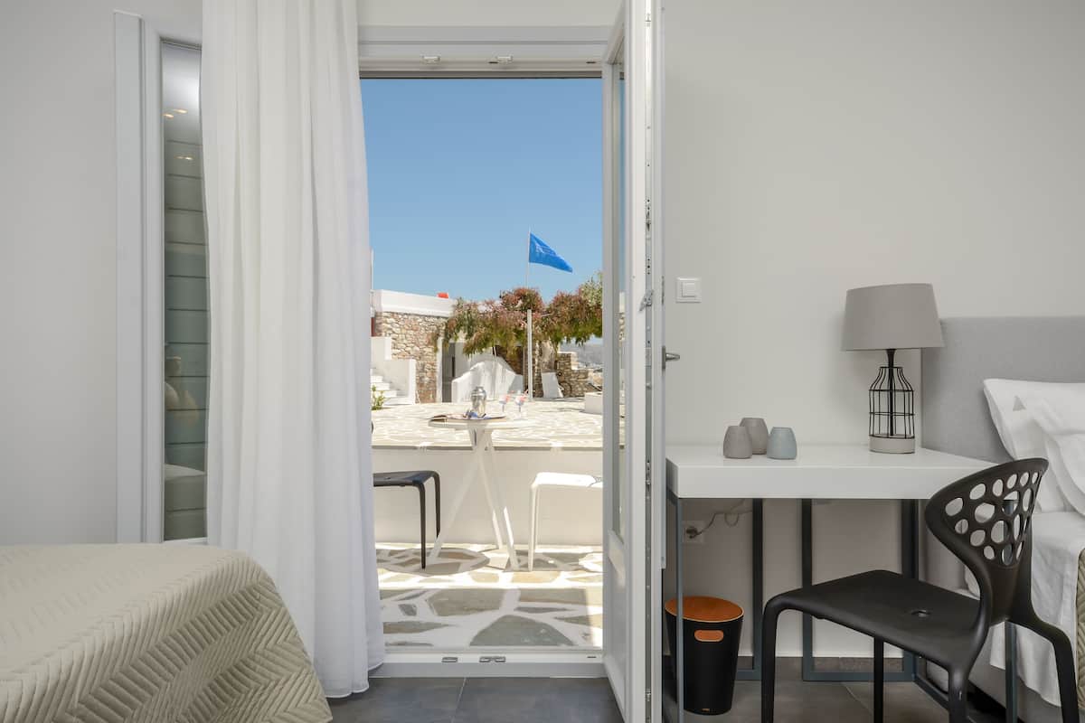 Superior Triple Room with Garden View | Seprai premium, brankas, meja kerja, dan tirai kedap cahaya