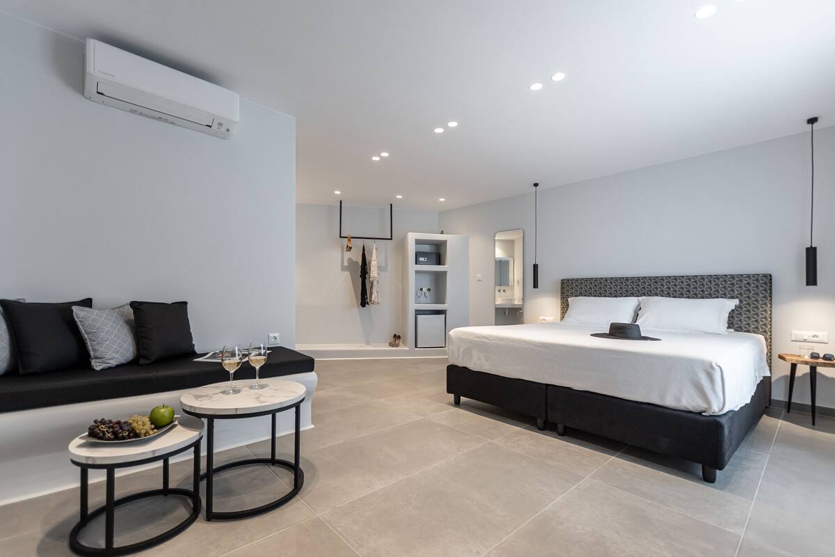 Premium Double Room with Sea View | 高档床上用品、客房内保险箱、办公桌、遮光窗帘