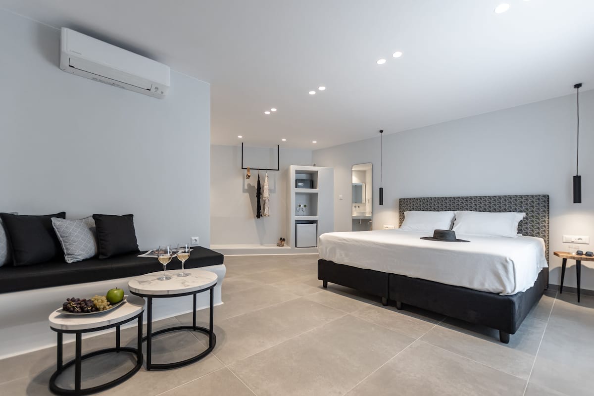 Premium Double Room with Sea View | Luxe beddengoed, een kluis op de kamer, een bureau