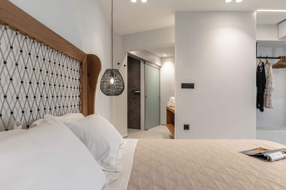 Executive Double Room with Garden View | Seprai premium, brankas, meja kerja, dan tirai kedap cahaya