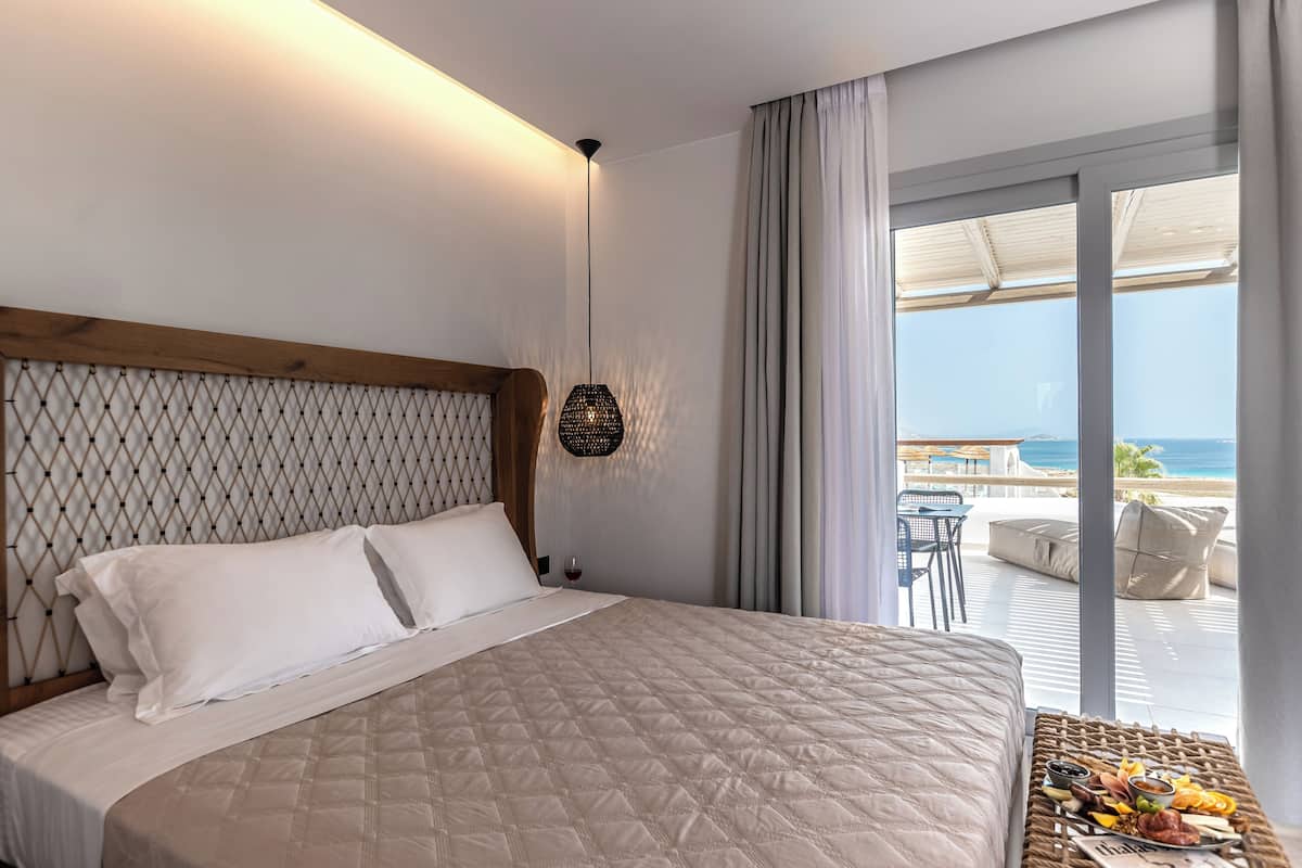 Deluxe Double Room with Sea View and Hot Tub | Luxe beddengoed, een kluis op de kamer, een bureau