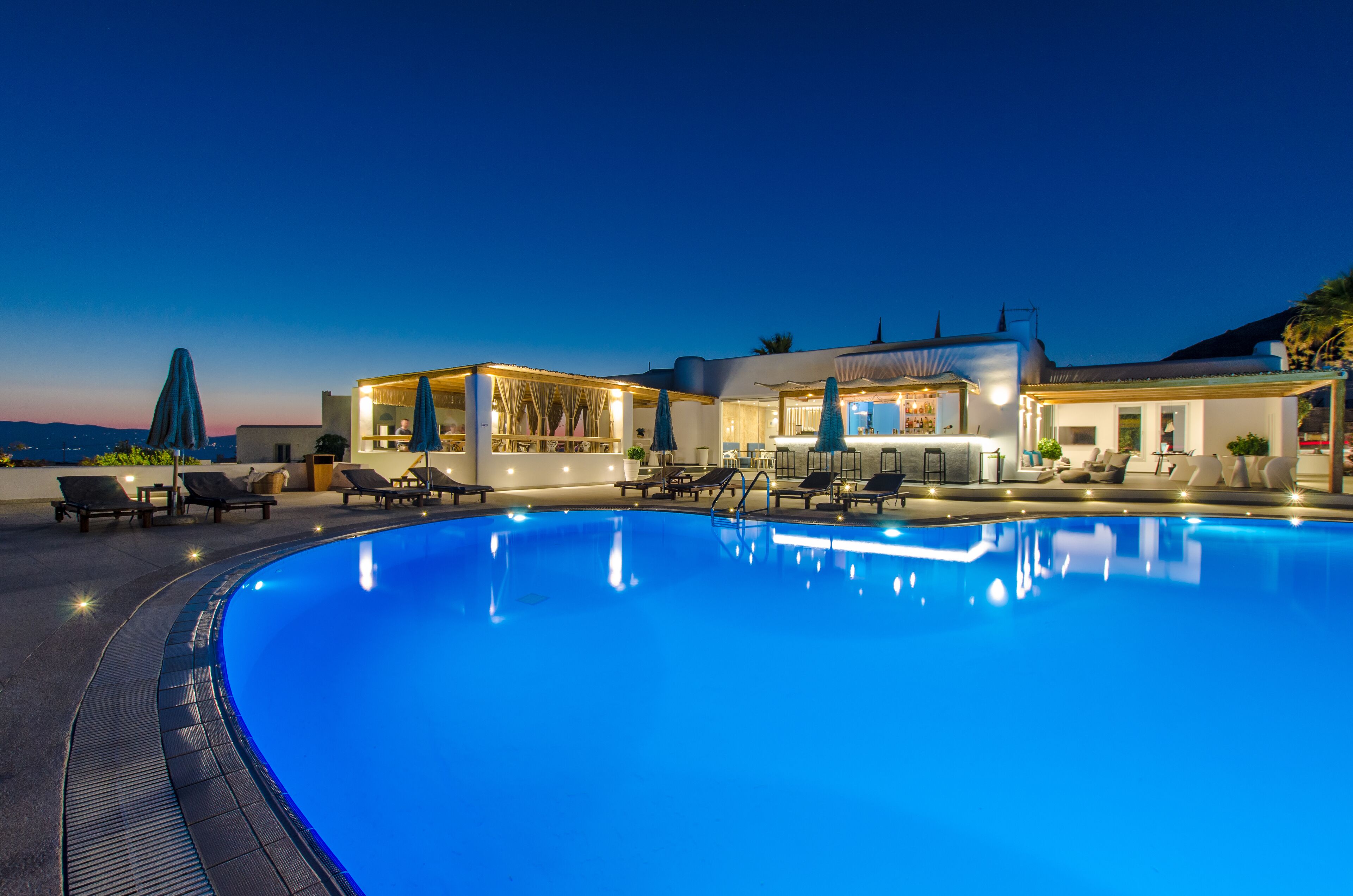 Una piscina al aire libre de temporada, sombrillas