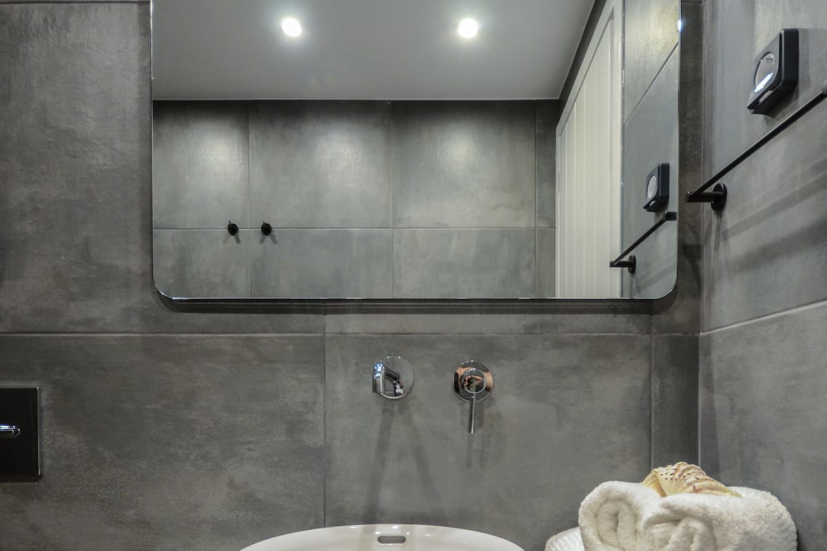 Shower, perlengkapan mandi gratis, pengering rambut, dan sandal