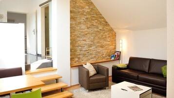 Apartment | Wohnbereich | 20-Zoll-Flachbildfernseher mit Satellitenempfang, Fernseher