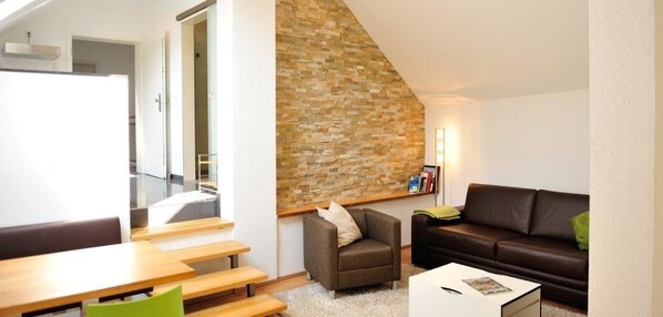 Apartment | Living area | 20-inch flat-screen TV with satellite channels, TV - Weingut Edling (Rossdorf)