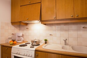 Refrigerador con freezer, horno, placa de cocina, cafetera/tetera