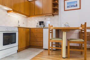 Refrigerador con freezer, horno, placa de cocina, cafetera/tetera