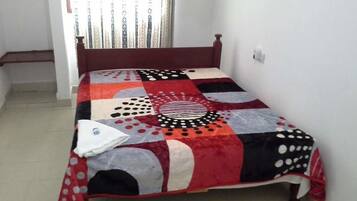 Doppia Standard, non fumatori | Una scrivania, tende oscuranti, ferro/asse da stiro, lenzuola