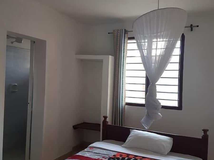 Habitación doble estándar, para no fumadores | Escritorio, cortinas blackout y tabla de planchar con plancha