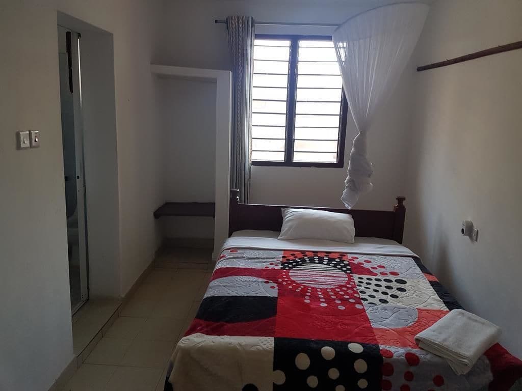 standard double room, non smoking | desk, blackout curtains, iron/ironing board, bed sheets