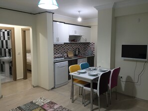 Apartamento | Cozinha americana privada | Geladeira grande, micro-ondas, cooktop, lava-louças