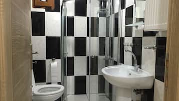 Apartamento | Banheiro | Chuveiro, secador de cabelo, toalhas de banho