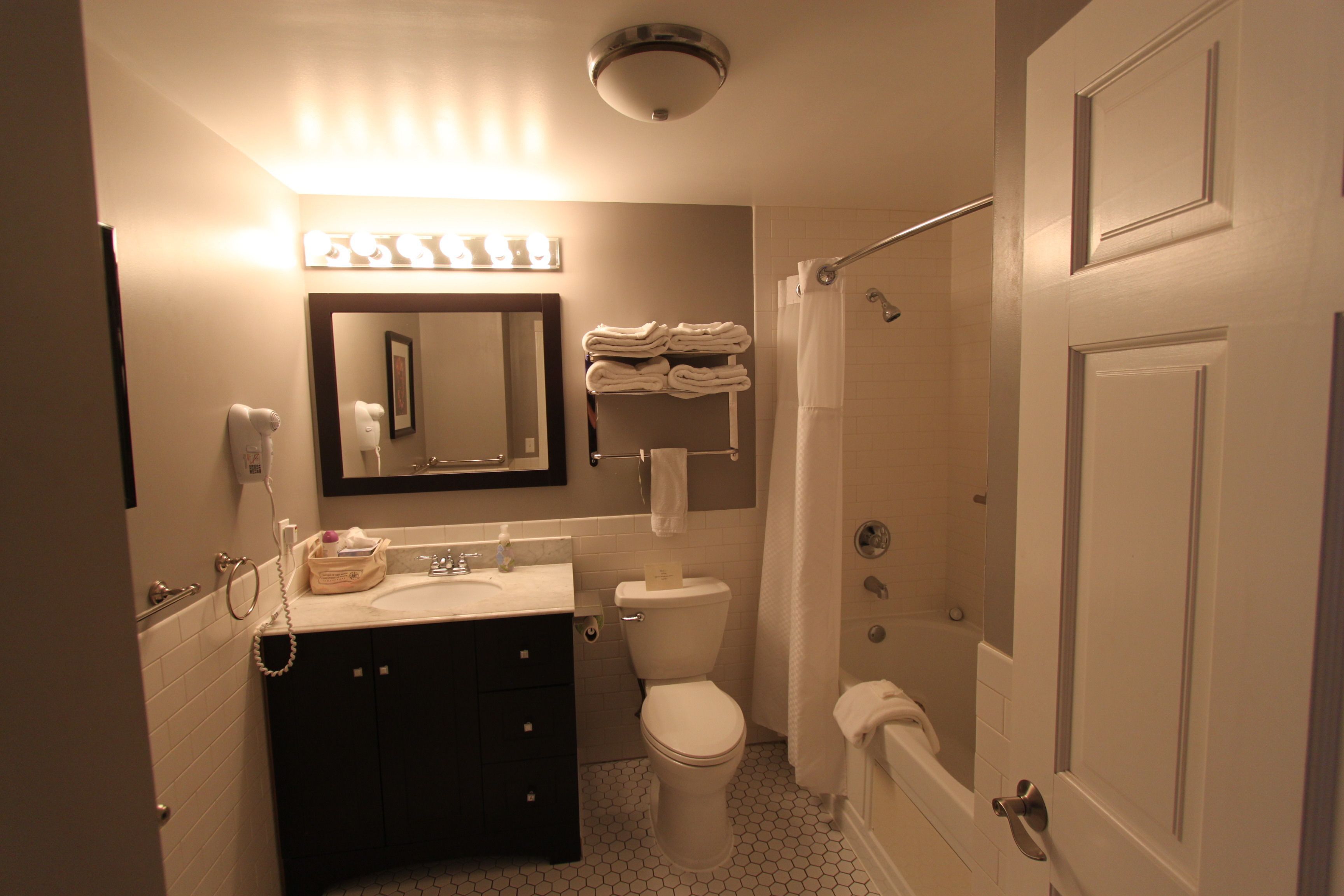 deluxe room, 1 king bed with sofa bed, non smoking, city view | bathroom | combined shower/bathtub, free toiletries, hair dryer, towels