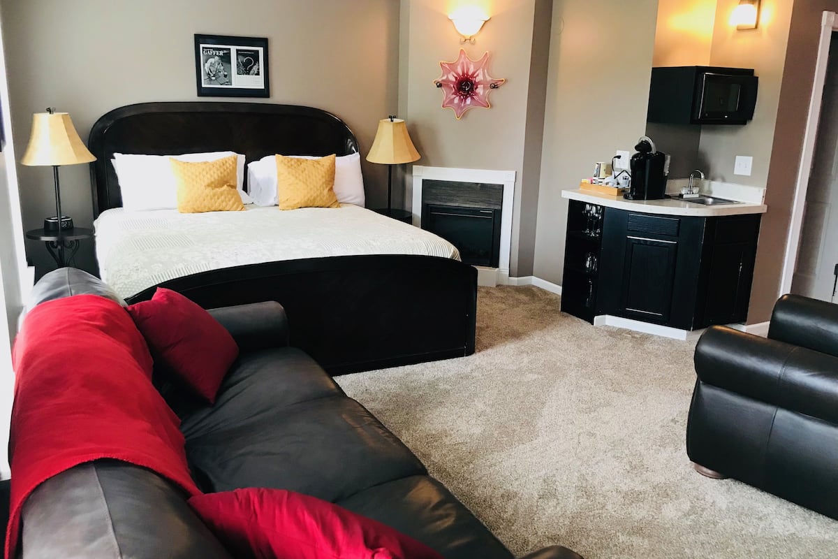 fridge, microwave, coffee/tea maker